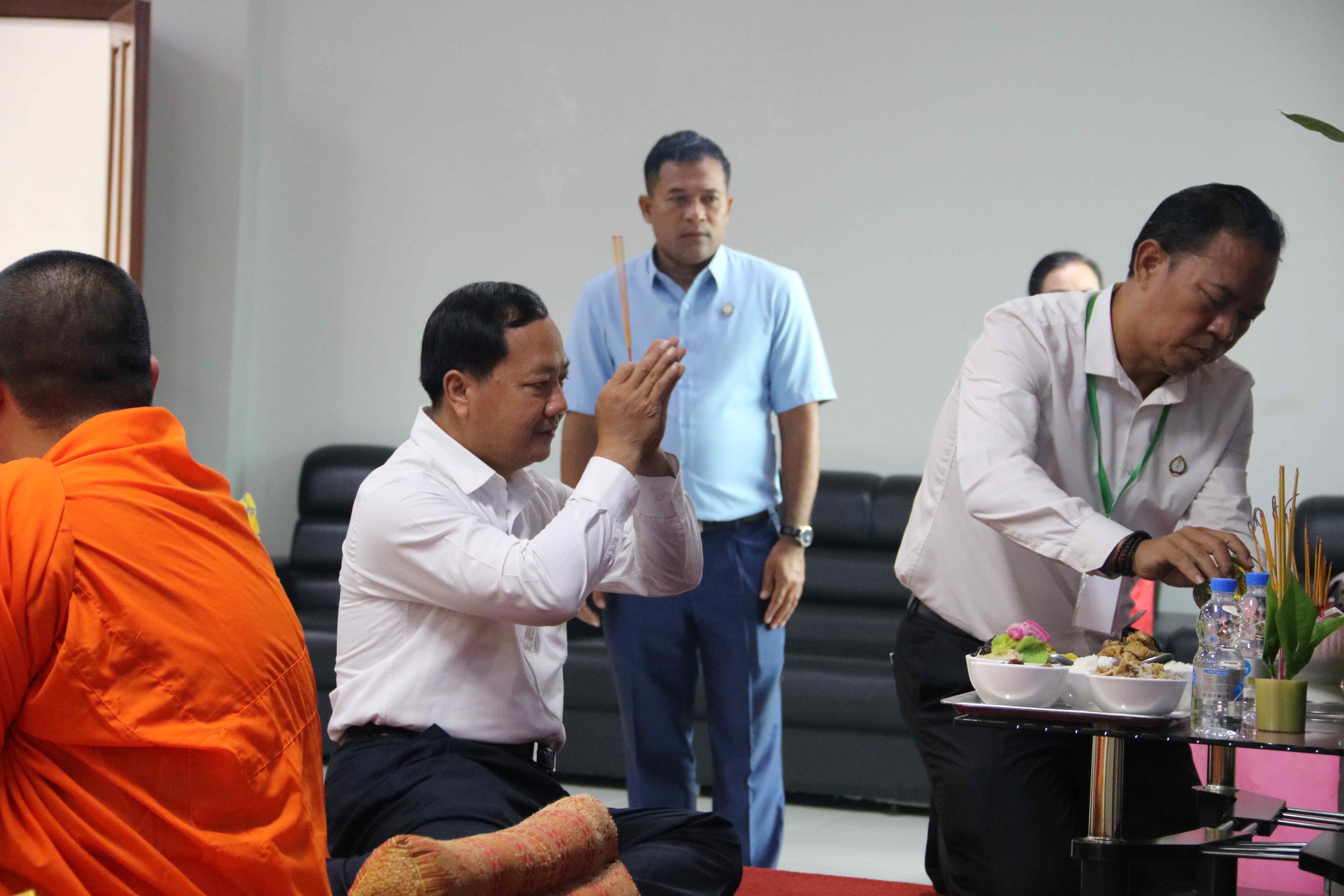 លោកបណ្ឌិត ហ៊ុយ រ៉េកុល ប្រធានមជ្ឈមណ្ឌលជាតិប្រយុទ្ធនឹងជំងឺគ្រុនចាញ់
